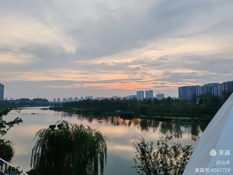 黄昏下的张村河